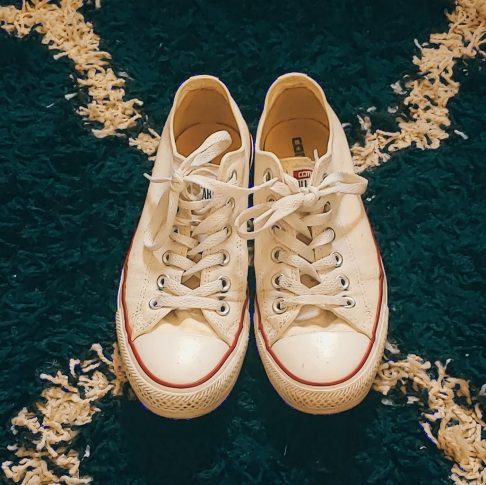 WHITE LOW TOP CONVERSE